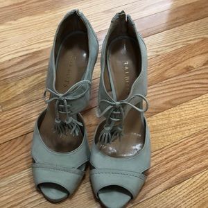 Grey suede tassel shoes